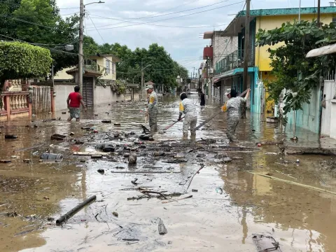 Este día se intensifican las labores de limpieza y sanitización para restablecer condiciones seguras en las zonas afectadas.