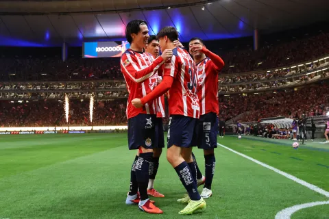 Armando González se lució con 3 goles en la victoria de Chivas 4-1 sobre Atlas.