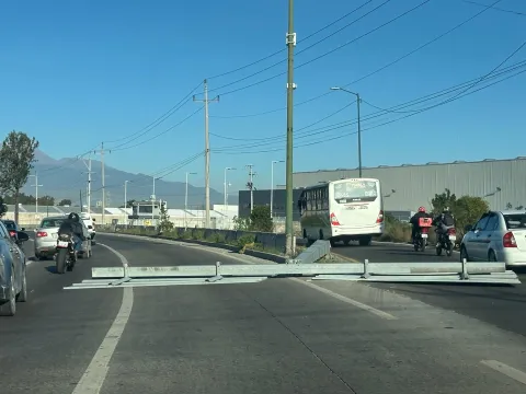 Espectaculares, árboles y ramas caídas, deja la racha de vientos en la ciudad de Puebla y Zona Metropolitana.