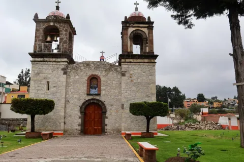 Cuatro meses después de la explosión en Chimalpa, la iglesia sigue entre escombros.