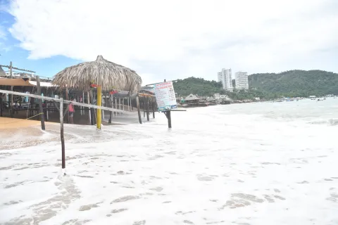 Afecta alto oleaje a prestadores de servicios turísticos en Puerto Marqués.