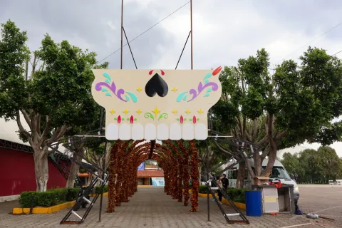 Trabajadores ya se encuentran decorando y acondicionando el recinto ferial de la Feria de Tlaxcala 2025.