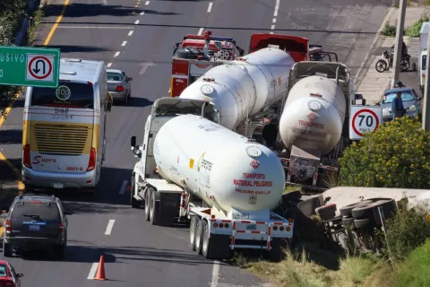Maniobras en la Apizaco-Tlaxcala tras volcadura de pipa de gas; vialidad permanece parcialmente cerrada.