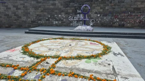 Colocan ofrenda a modo de protesta en Antimonumento Feminista en Tlaxcala.