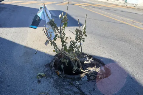 Vecinos alertan sobre peligroso bache en la carretera Puebla-Tlaxcala.