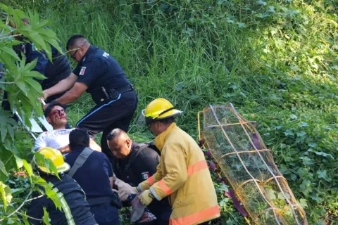 Conductor pierde el control y cae a una barranca en Atempan.