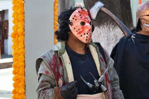 Jóvenes tlaxcaltecas celebran Halloween este viernes 31 de octubre con disfraces.