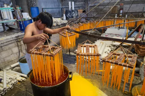 En la comunidad indígena nahua de Acatlán, municipio de Chilapa, se elaboran las velas artesanales desde 1940.