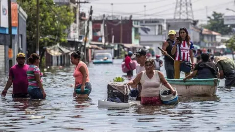 Desalojan a 40 personas por inundaciones en Tabasco 