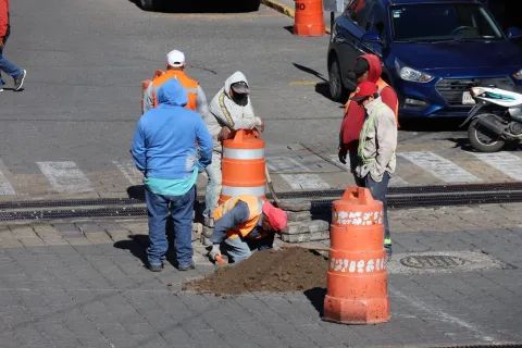 Reparan hundimiento en la calle José Ma. Morelos, en el centro de Tlaxcala.