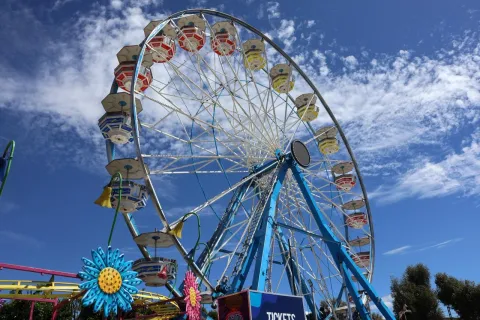 Comienzan con la instalación de juegos mecánicos para Tlaxcala, la Feria de Ferias 2025.