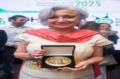 Elena Zambrano González, docente de la Facultad de Química (FQ) de la UNAM, fue galardonada con la Medalla David Barker 2025.
