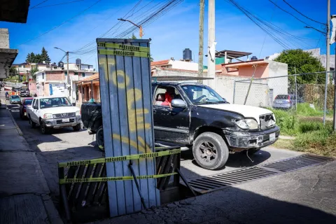 Así se aprecia la Alcantarilla abierta que obstaculiza el tránsito en Ixtulco, Tlaxcala.