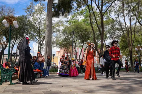 Graban videoclip con temática de Día de Muertos en el Zócalo de Tlaxcala.