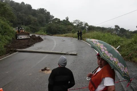 La tormenta tropical Raymond continúa su desplazamiento frente a las costas del Pacífico, acercándose a la Península de Baja California.
