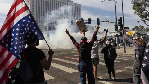 Mexicano se declara culpable por agredir a policías de EU en protestas