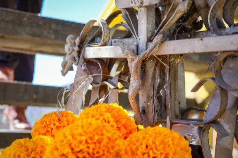 Cruces enfloradas recuerdan a los accidentados en el Día de Muertos.