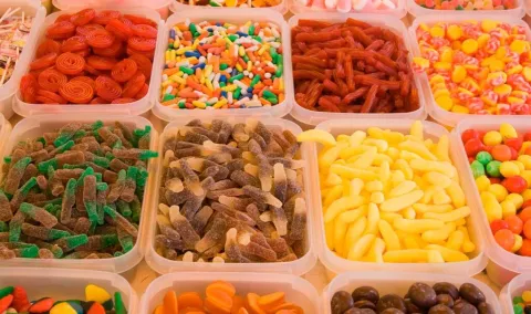 El consumo frecuente de azúcares añadidos puede generar tolerancia y mayor necesidad de dulces para sentir placer.