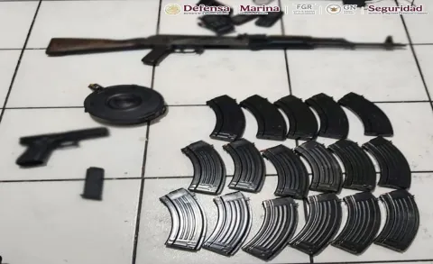 Fueron detenidas tres personas, una de ellas menor de edad, aseguraron armas de fuego, cartuchos y equipo táctico.