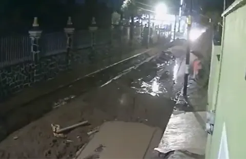 Colapse barda y arrastra a una mujer en San Pedro Cholula.