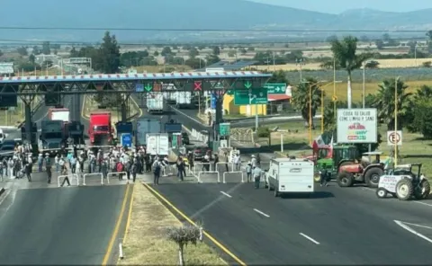 Así el bloqueo de agricultores en la caseta de Zinapécuaro en Michoacán.