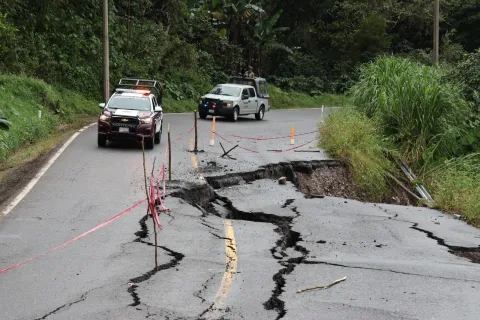 Deslave en la carretera hacia Ávila Camacho, en Xicotepec, Puebla.