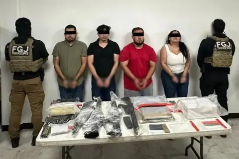 Se aseguraron armas, cargadores, cartuchos, equipo de cómputo y 20 mil 600 dólares americanos.