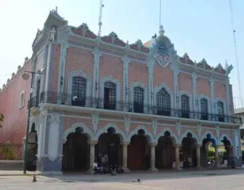 Mayra Guadalupe Vázquez Gordillo, regidora del Ayuntamiento de Tehuacán, denuncia que es víctima de amenazas del presidente municipal, Alejandro Barroso Chávez.
