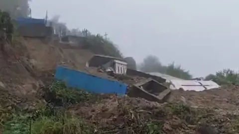 Deslave de un cerro provocó que varias tumbas del panteón municipal de Naupan quedaran al descubierto.
