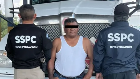 aseguraron en Nuevo León un tractocamión que transportaba 76,000 litros de combustible y detuvieron a su conductor.