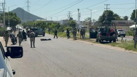 En el enfrentamiento autoridades estatales reportaron una persona muerta y tres heridos.