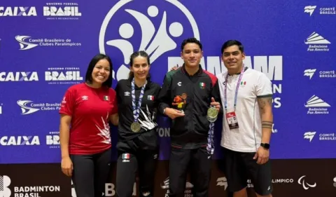 María Guadalupe Rojas y Maximiliano Ávila, seleccionados mexicanos de para bádminton, lucen medallas del Pan Am Sao Paulo 2025.