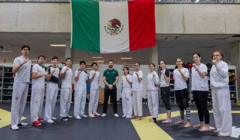 Selección mexicana de taekwondo posa durante sus entrenamientos en el CNAR.