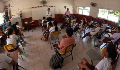 Regresan a clases presenciales 182 mil 610 alumnas y alumnos de 2 mil 442 planteles en los estados afectados por las lluvias.