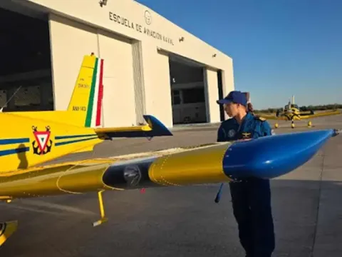 La Teniente Mariel Sánchez Martínez se convierte en la primera mujer instructora de vuelo en la historia de la Semar.