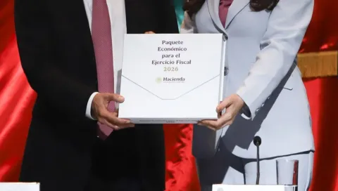 El Pleno del Senado de la República inició la discusión de tres minutas que reforman el Código Fiscal de la Federación y las leyes Federal de Derechos y del Impuesto Especial sobre Producción y Servicios.