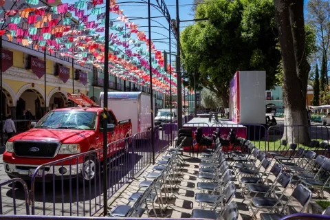 Preparativos para desfile de Feria de Ferias 2025 en el primer cuadro de la ciudad.