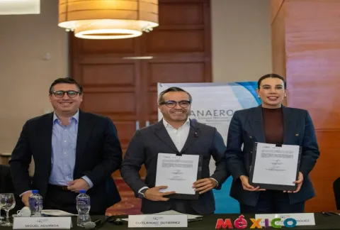 La secretaria de Turismo de México, Josefina Rodríguez, y el presidente de la Canaero, Cuitláhuac Gutiérrez, encabezaron la firma de un Acuerdo de Colaboración.