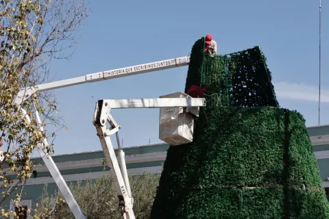 Inicia instalación del Árbol Navideño en el Centro Histórico de Tlaxcala.