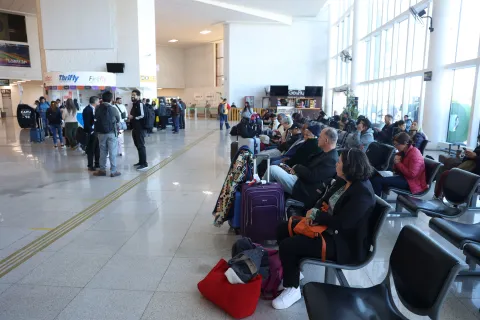 En el Aeropuerto Internacional Hermanos Serdán, en Huejotzingo, Puebla, decenas de pasajeros esperan sus vuelos.