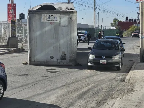 Se desengancha caja de tráiler en el municipio de Cuautlancingo, Puebla.