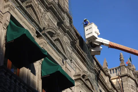Instalan adornos navideños en Palacio Municipal de Puebla.