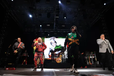 Presentación de Los Auténticos Decadentes en el Paseo Bravo en el Festival Internacional de Puebla.