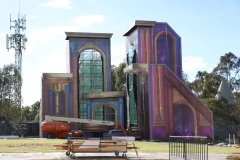 Están instalando en Los Fuertes, Puebla, el escenario que albergará el Festival de Música Electrónica "Dreamfields 2025".