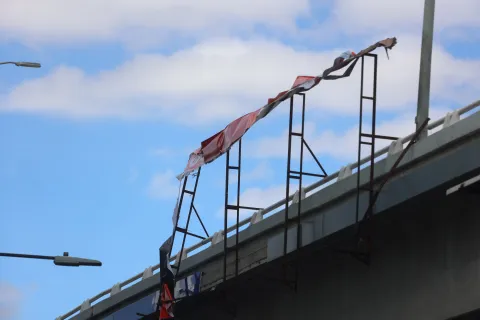 Fue atendido el reporte de espectacular a punto de caer en la 31 Poniente.