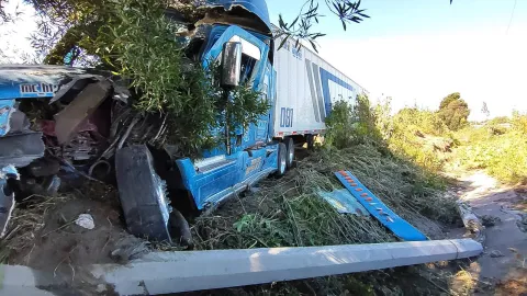 Conductor de tractocamión sale del camino en Periférico Ecológico de Puebla.