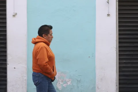 Hay que salir abrigados para protegernos contra el frío.