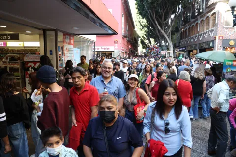 Poblanos abarrotan el Centro Histórico en este  Buen Fin 2025.