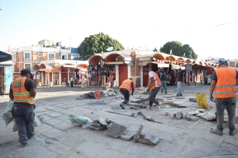 Cambio de lajas en el Centro Histórico de Puebla.