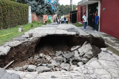 En la Romero Vargas se formó un mega socavón.